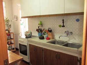 Cocina con horno y fregadero doble