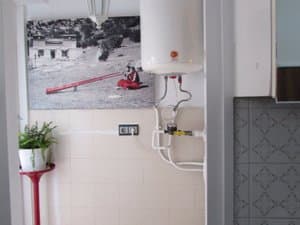 Galería con termo y cuadro
