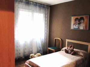 Dormitorio con cama y ventana