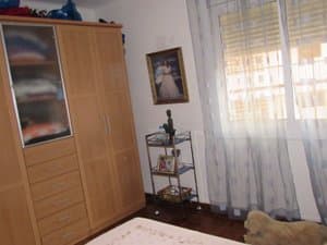 Dormitorio con armario y estantería