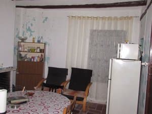 Cocina comedor con frigorífico y sillones