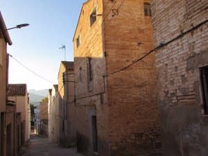 Calle estrecha con casas de piedra