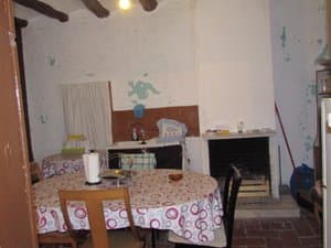 Cocina comedor con mesa redonda y chimenea