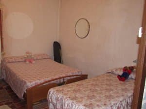 Dormitorio con dos camas y espejo redondo