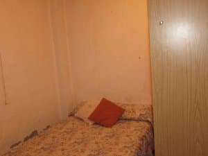 Dormitorio con cama y armario
