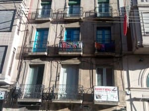 Fachada del edificio con balcones