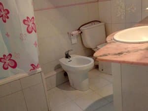 Baño con bidé, inodoro y lavabo