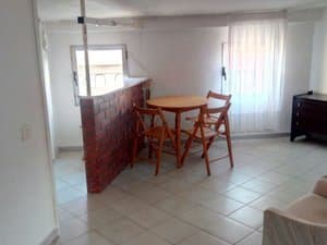 Comedor con barra y mesa redonda