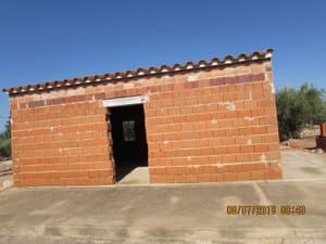Casita de ladrillo a medio construir
