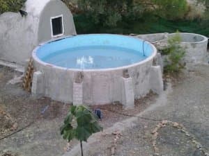 Piscina redonda con muro blanco