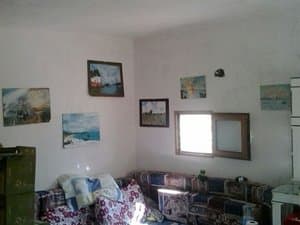 Comedor con sofás y cuadros