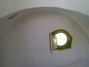 Interior de la cúpula con ventana redonda
