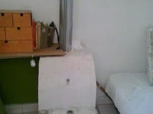 Habitación con estufa y cama